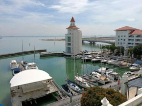 Seaview Waterfront at Straits Quay Free Carpark Bathub